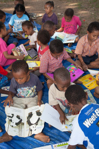 Children_at_Buk_bilong_Pikinini_(books_for_children)._Port_Moresby,_Papua_New_Guinea._(10681198575)